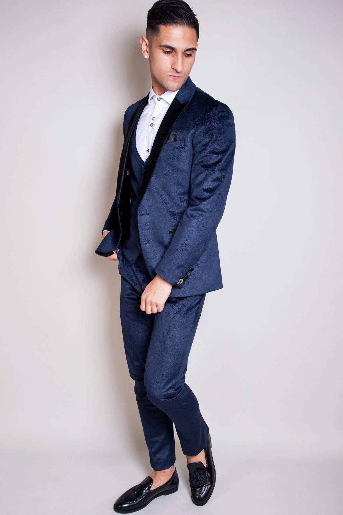 Coronation Street's Will Mellor (Harvey Gaskell) in Simon Velvet Blazer & Waistcoat - Image 3