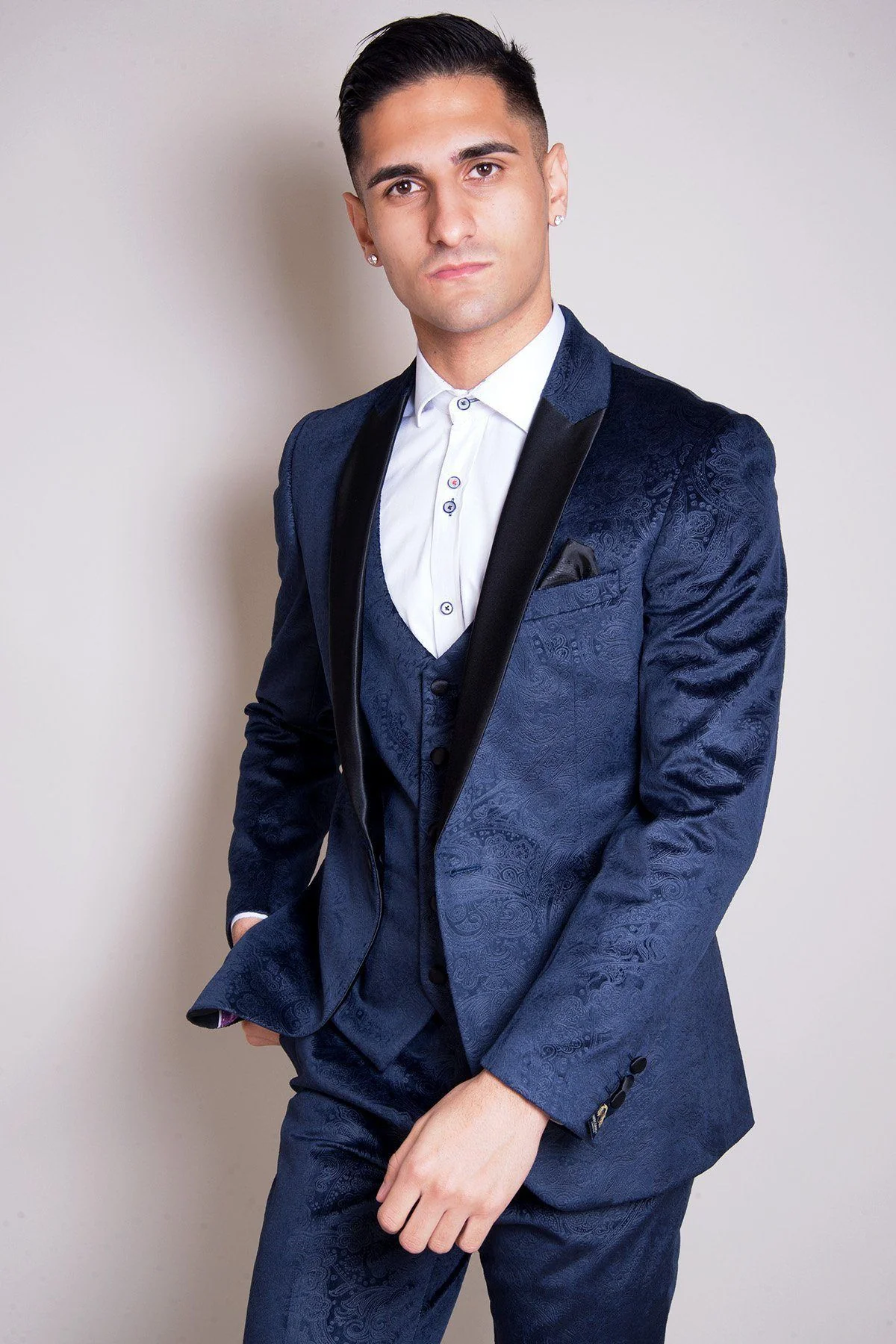 Coronation Street's Will Mellor (Harvey Gaskell) in Simon Velvet Blazer & Waistcoat - Image 4
